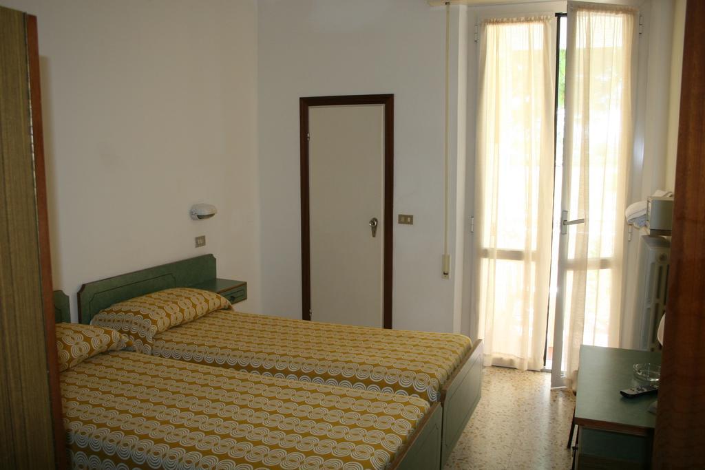 Albergo Da Siro Misano Adriatico Rum bild