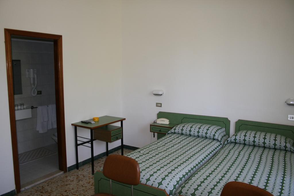 Albergo Da Siro Misano Adriatico Rum bild